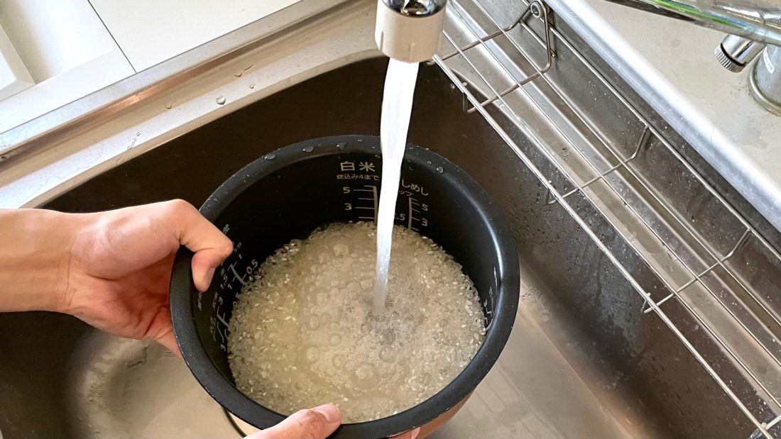炊飯器に水を入れる