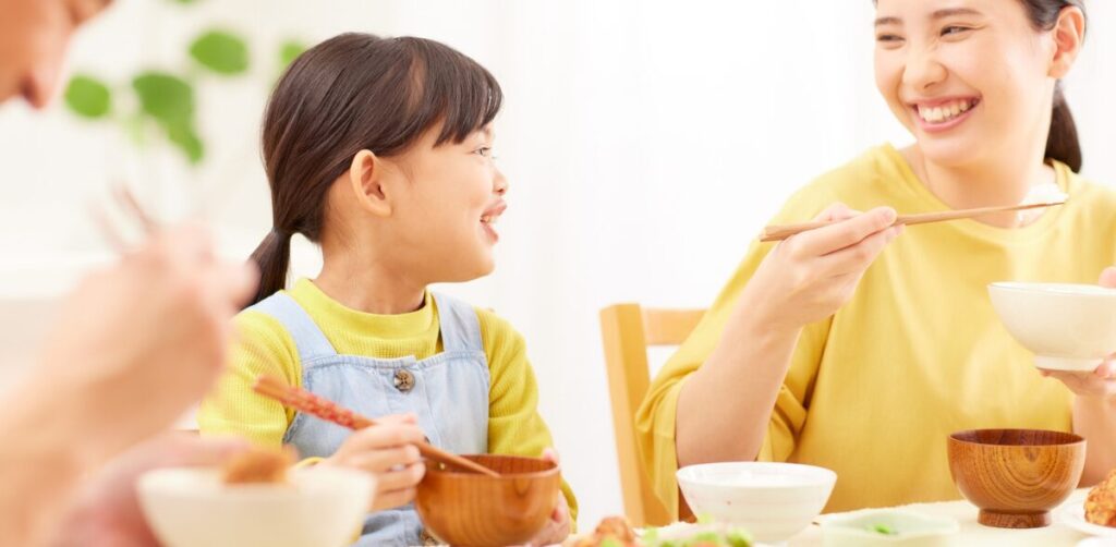 ご飯を食べる家族